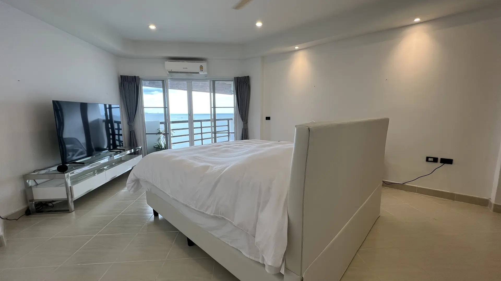 Bedroom with sea-view windows, TV and built-in air conditioning